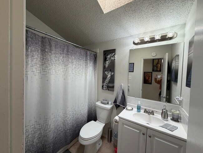 Building Photo - 136 N Troy Ave