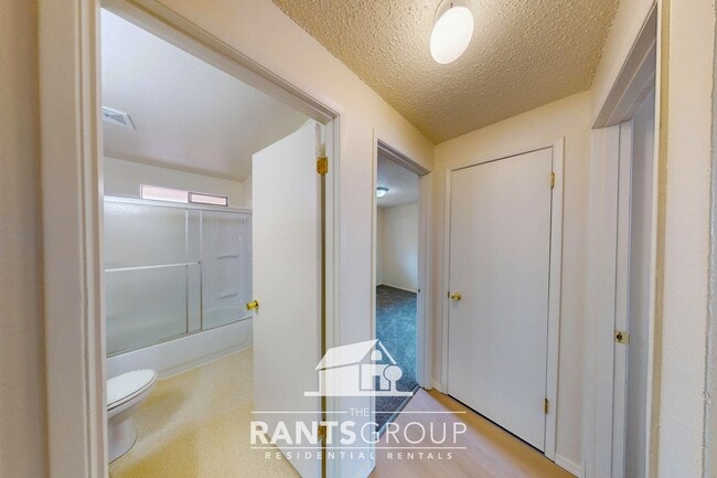 Building Photo - Spacious 2-Bedroom Duplex Unit with a Gara...