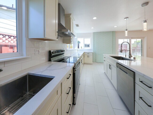 Building Photo - 3104 San Andreas Dr