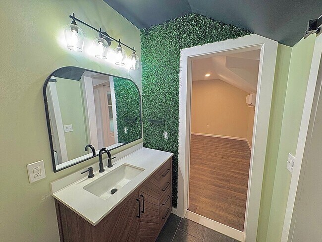 Building Photo - 638 W Front St