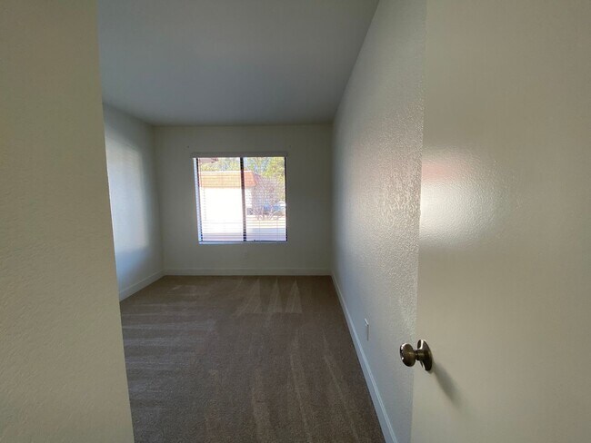 Building Photo - Stunning Townhome in Tanglewood Community