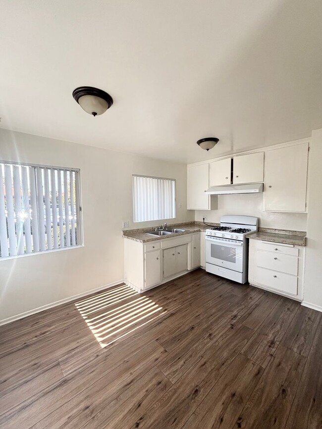 Building Photo - C130