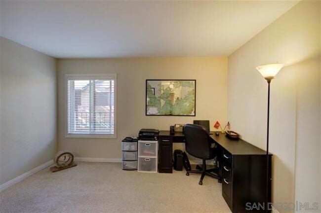 Building Photo - 552 Canyon Dr