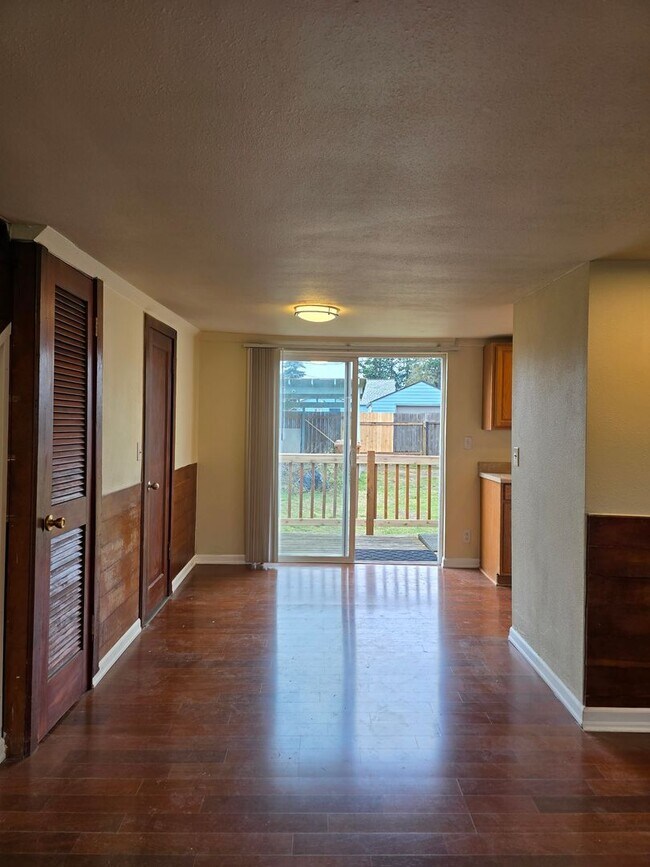 Building Photo - One Bedroom Duplex with Fenced Yard