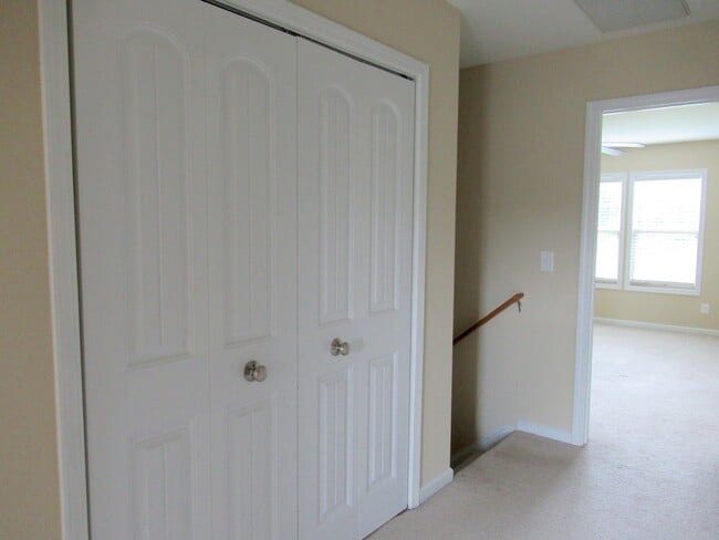 Building Photo - Three Bedroom Townhome in Richlands Close to Everything!!