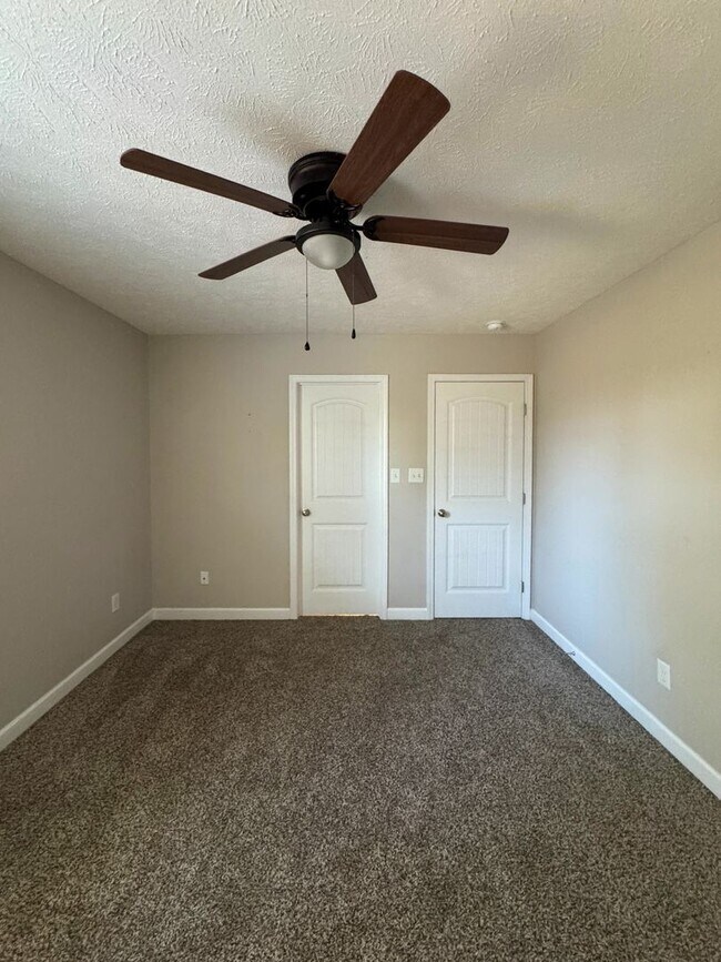 Building Photo - Beautiful 5 Bed 2.5 Bath Home with Main Level Primary Bedroom