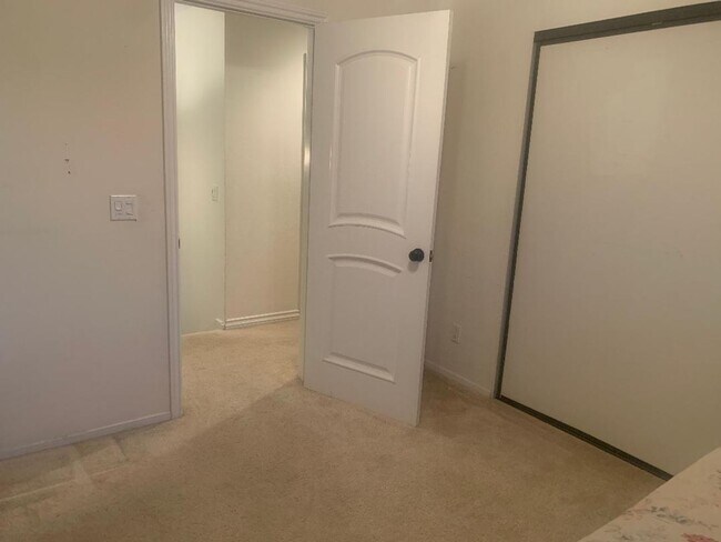 Building Photo - Wonderful East Ventura 4 Bedroom 2.5 Bath Home