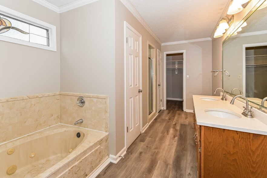 Building Photo - 861 White Pine Dr