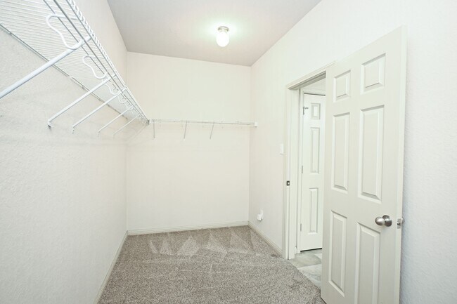 Building Photo - 2231 Hawk Dr