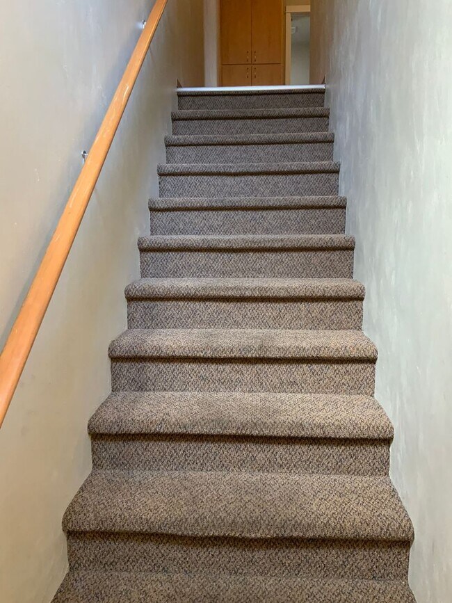 Building Photo - 3 Bedroom, 2.5 Bathroom Close to UO Campus