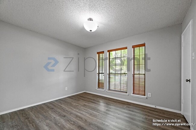 Building Photo - 2029 Oakglen Dr