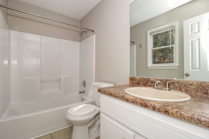 Building Photo - 13 Habersham Cir NE