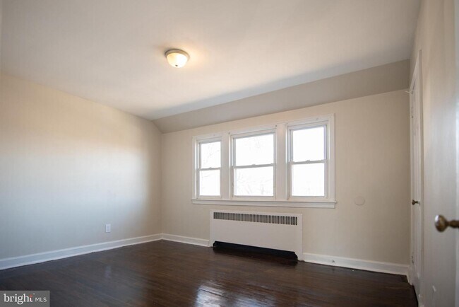 Building Photo - 1422 18th St SE