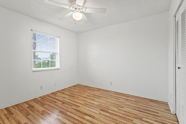 Building Photo - 1507 SE Royal Green Cir