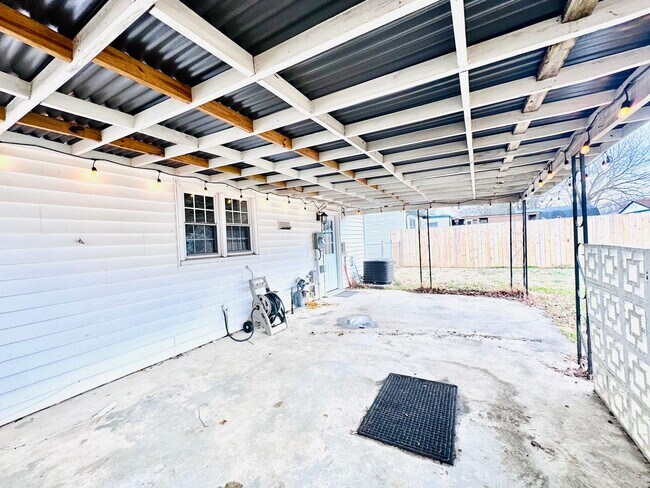 Building Photo - Spacious 5-bedroom home situated on a desirable corner lot!