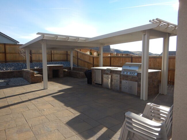 Building Photo - Great Entertaining Home in Verdi!!!