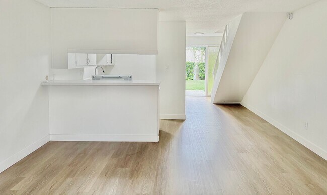 Interior Photo - Townhome 2 bed 1.5 Bath in Anaheim