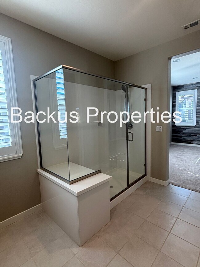 Building Photo - Three Bedroom Home in Hollister