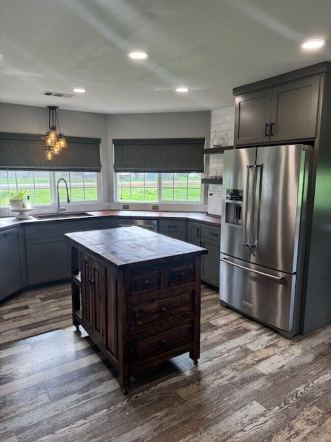 Building Photo - Country Style Living in this Charming Home in Anderson