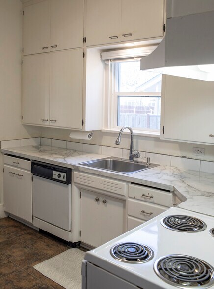 Kitchen - 717 E Lakeside Ave