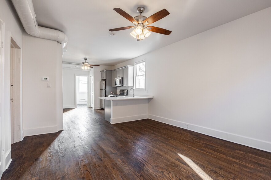 Building Photo - 3135 N Oakley Ave