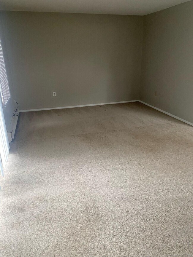 Building Photo - 3 Cinnamon Spring