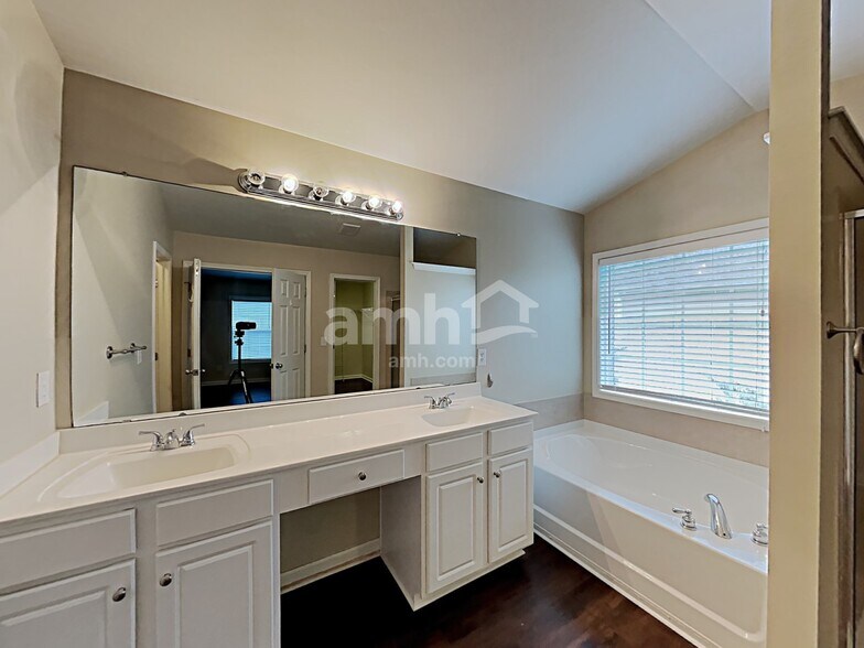 Building Photo - 2607 Swansong Ln