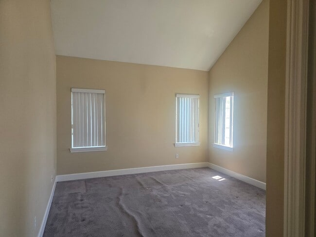 Building Photo - 3 bed 2 bath Home for Rent in Grants Pass