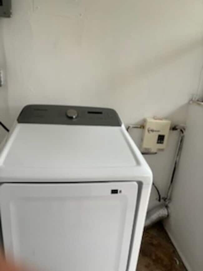 Building Photo - 702