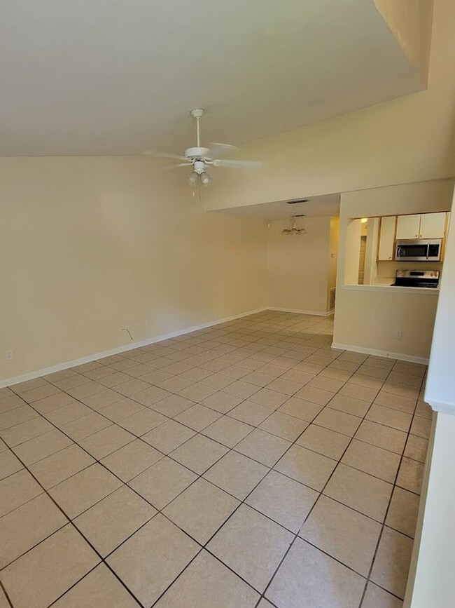 Building Photo - 3 BR/ 2BA Townhome located in