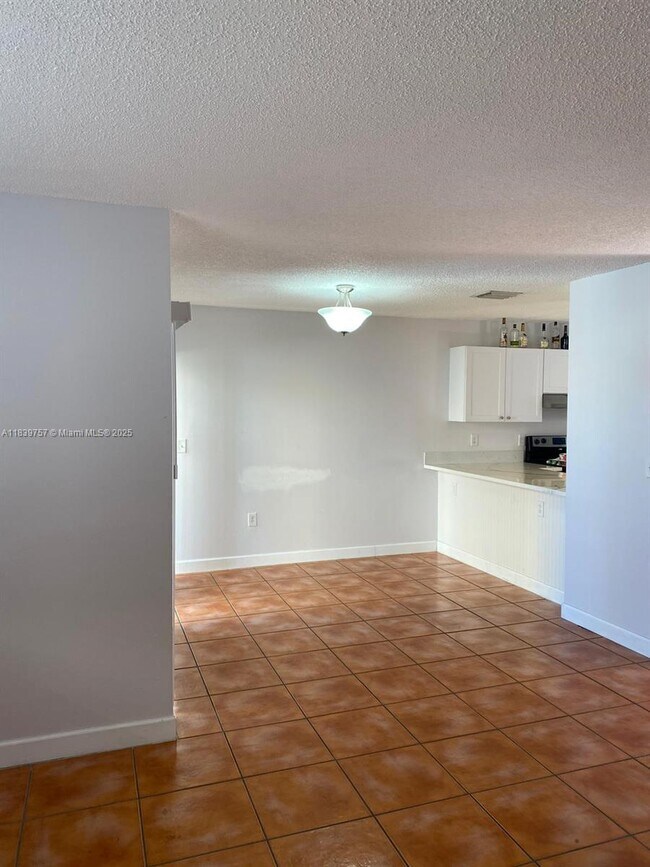 Building Photo - 6215 SW Kendale Lakes Cir