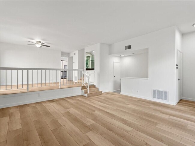 Building Photo - Spacious 3Beds+2.5Baths Townhouse With A B...