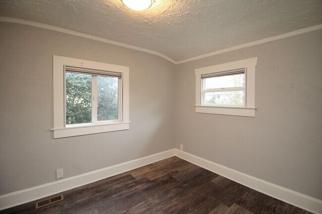 Building Photo - 5325 N Fessenden St