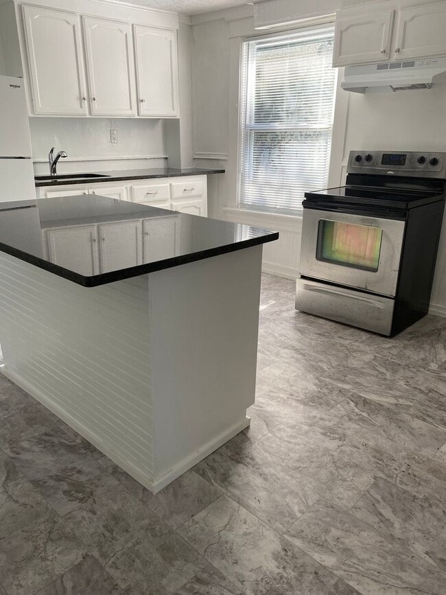 Building Photo - 2 Bedroom Duplex off of Rivermont Avenue.