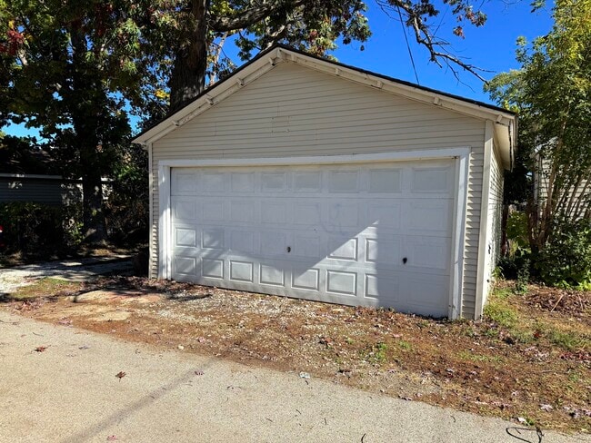 Building Photo - 828 Lenox Ave