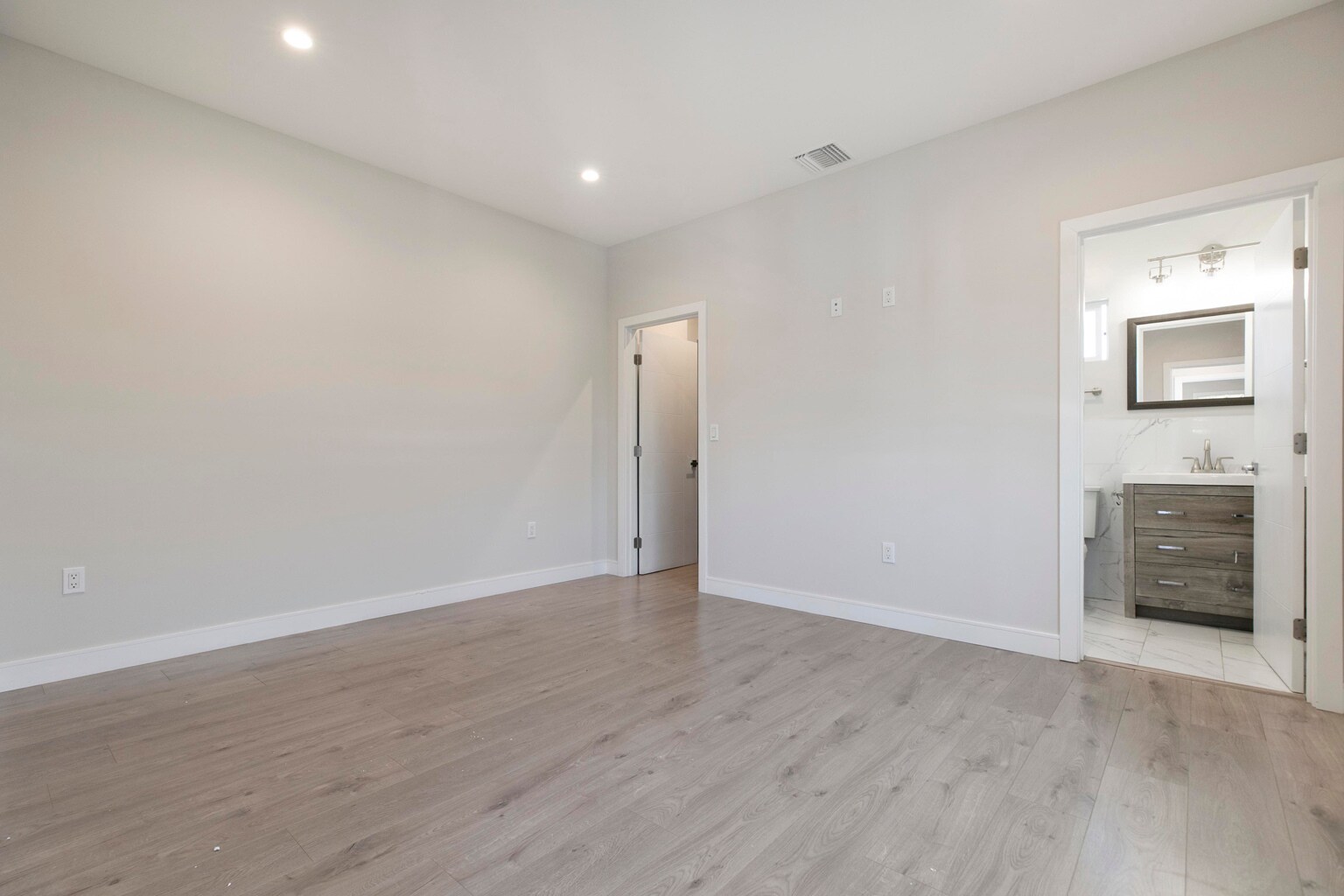 Building Photo - 9156 Morehart Ave