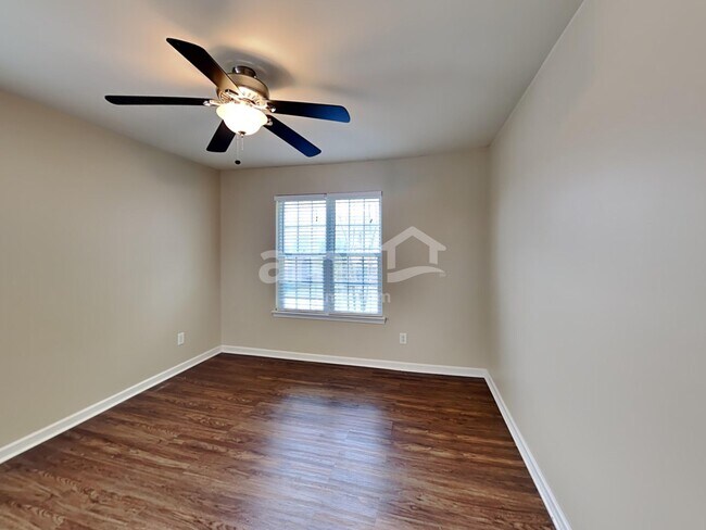 Building Photo - 1007 Vanguard Dr