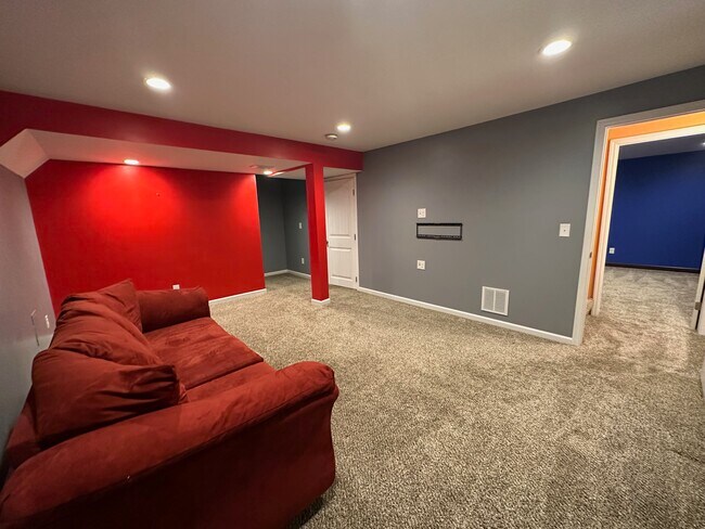 Building Photo - 9800 Spring Pointe Ct