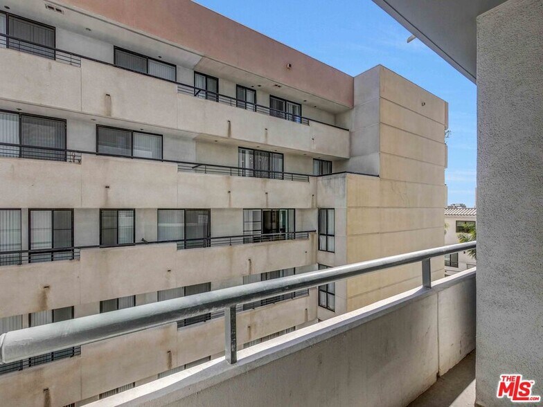 Building Photo - 10660 Wilshire Blvd