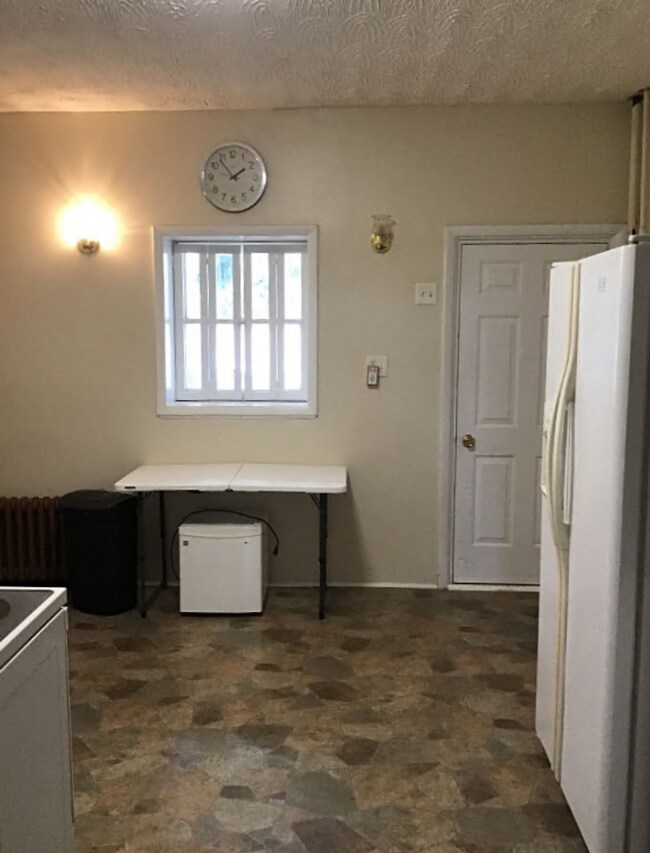 Building Photo - Perfect for college students, but great for others too!