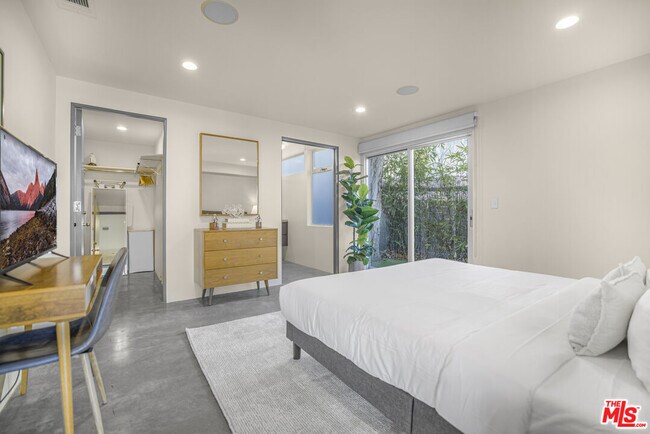 Building Photo - 9892 Beverly Grove Dr