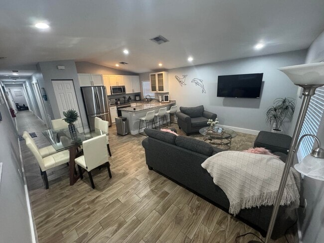 Building Photo - 601 N E St