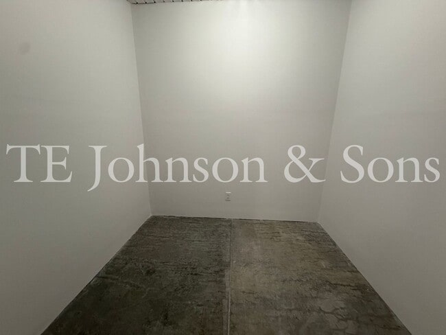 Building Photo - Spacious 3BR Home with Vaulted Ceilings, Gas Logs & Two Car Garage in Winston-Salem