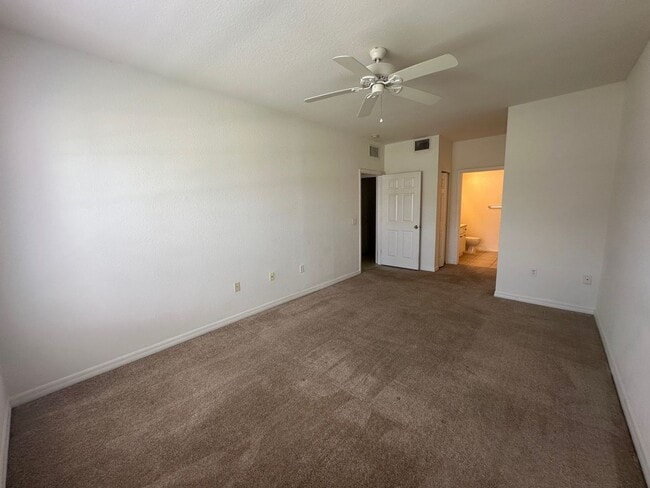 Building Photo - 2 / 2 Lakefront Condo