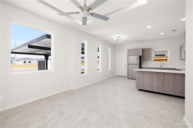 Primary Photo - 12 N Alexandrite Ave