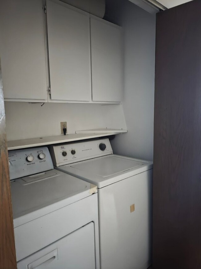 Building Photo - Cute Townhouse