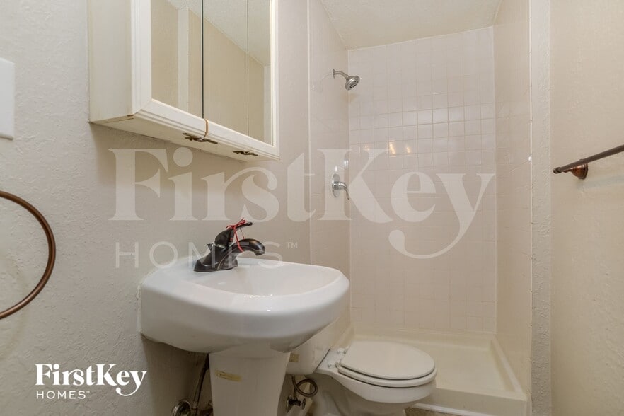 Building Photo - 900 NE 62nd St