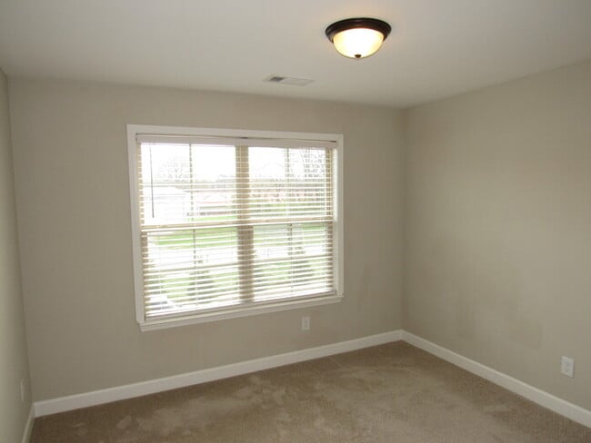 Building Photo - Old Hickory townhome, like new!