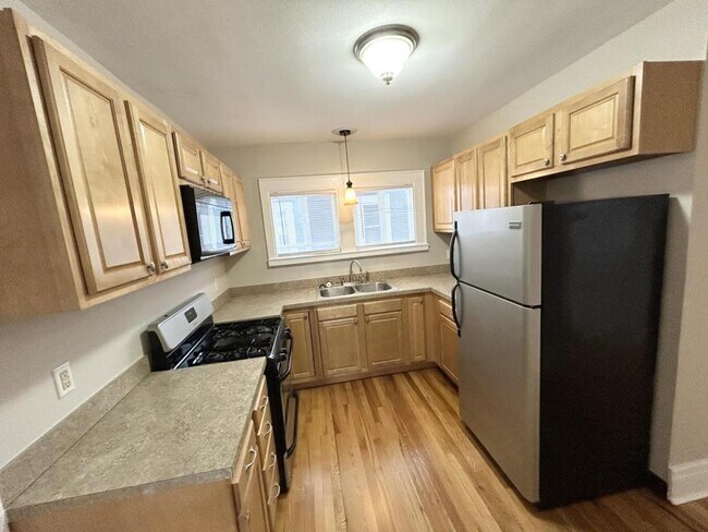 Building Photo - 214 Woodbine Ave