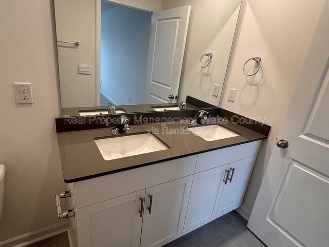 Building Photo - 407 Belgian Red Wy